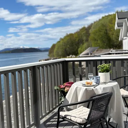 Sea House In Beautiful Surroundings *